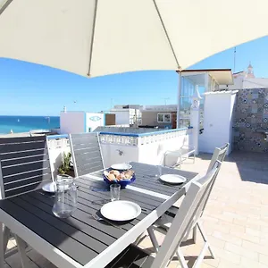 beach-house-w-bigterrace-sea-view-in-old-town-albufeira.hotelaalgarve.com/